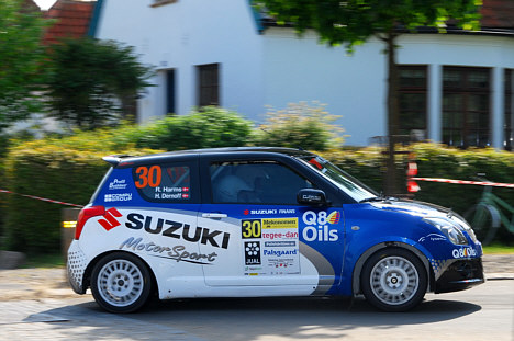 René Harms har travlt i denne tid. To lørdage i træk sidder han bag rattet af sin Suzuki Swift Sport.
